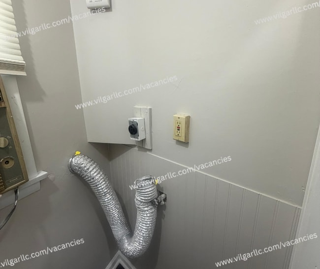 Building Photo - Updated 2-Bedroom • 1-Bathroom Home