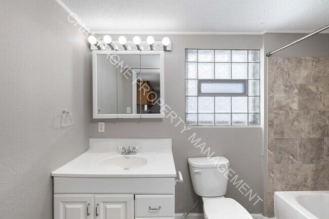 Building Photo - 2 bedroom home, conveniently located in Westport