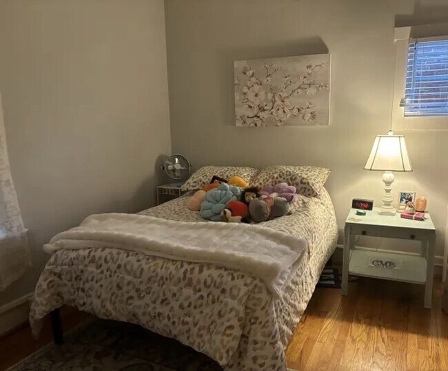 Building Photo - Main128-130