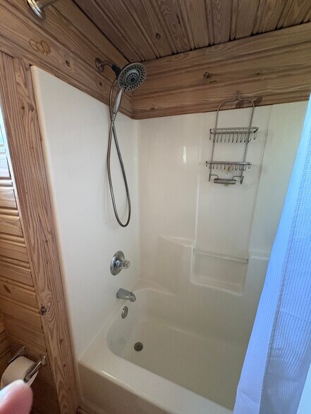Upstairs shower - 86 Yonah Vw