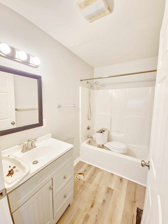 Building Photo - VERY SPACIOUS HOME! 4 Bedroom, 2 bathroom ...