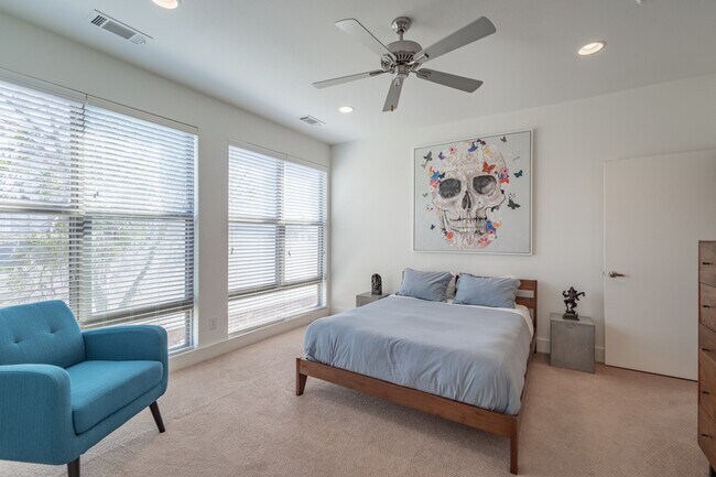 Building Photo - 2 Bed Option in East Dallas Townhome off Greenville Lakewood Neighborhood