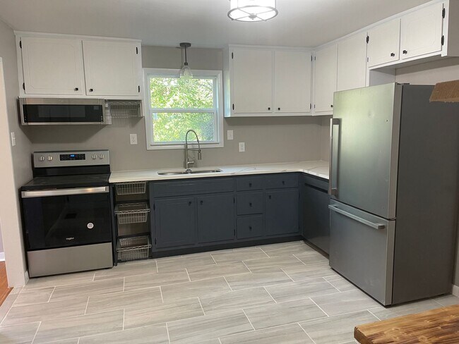 Building Photo - Beautifully renovated Normaltown 3/2 Home with fenced in front yard! Water, trash, and lawncare i...