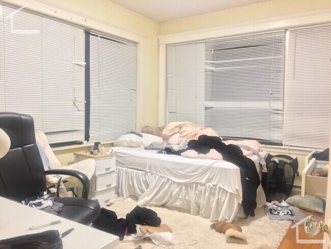 Building Photo - 215 Saint Paul St