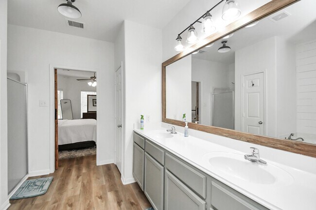 Building Photo - 6715 Plum Springs Ln