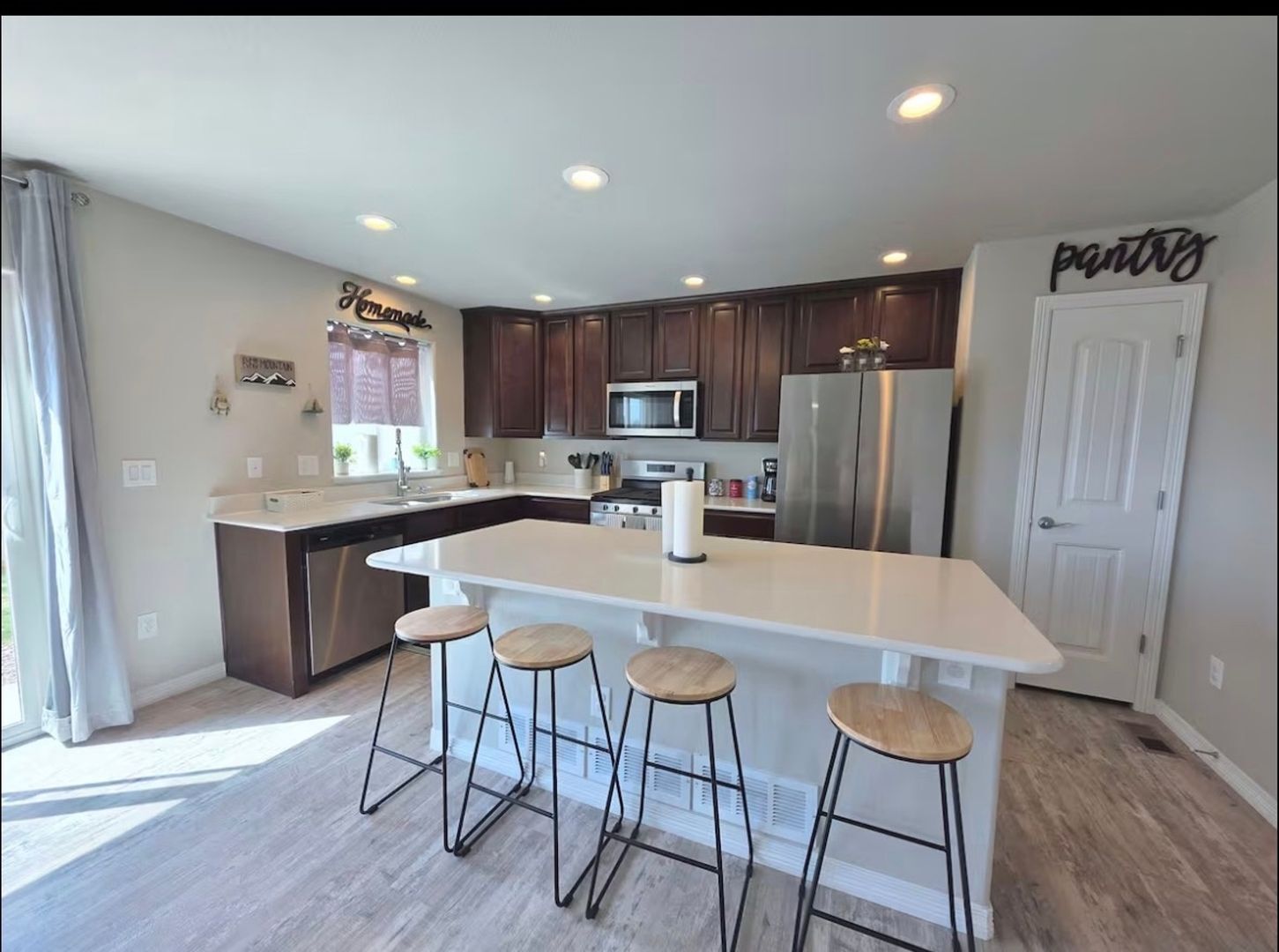 Building Photo - 6784 Skuna Dr