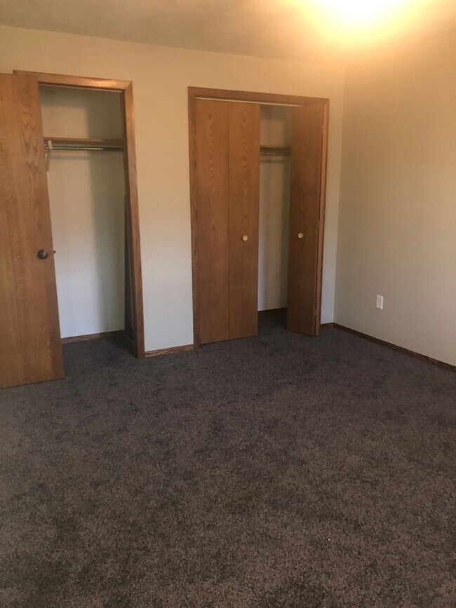 Building Photo - 1336 Meadow Ln