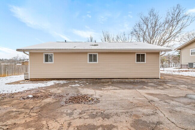 Building Photo - 411 Cherokee Heights Dr