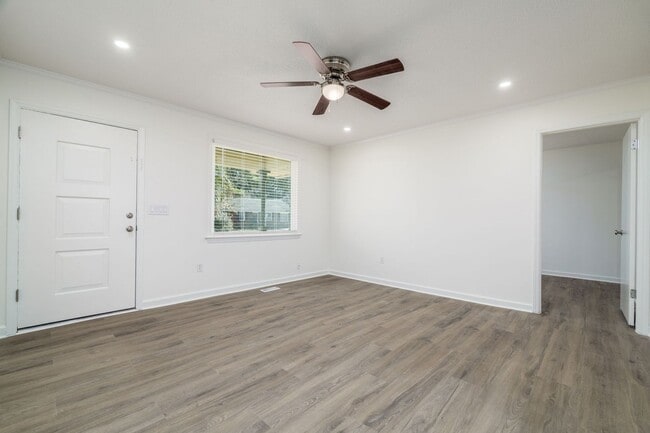 Building Photo - Charming West Ashley Home