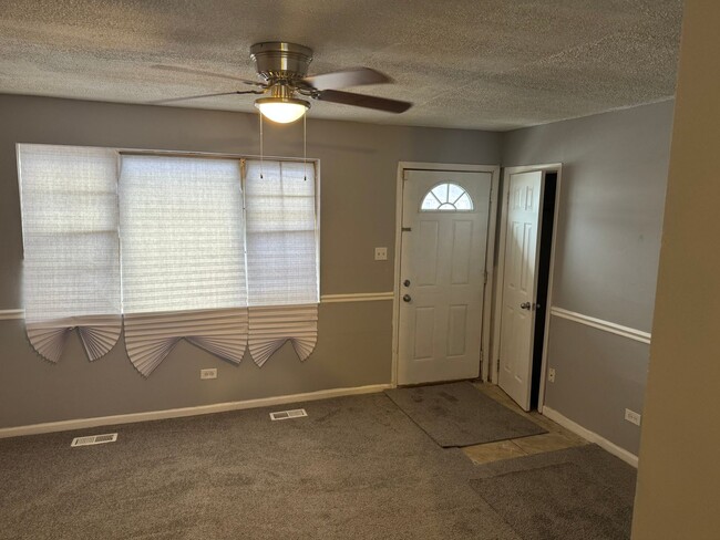 Building Photo - 3 Bedrooms 1 Bathroom available