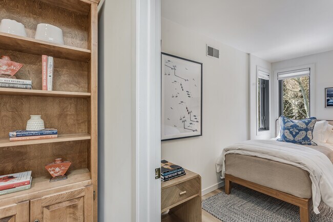 Building Photo - 135 Carriage Way