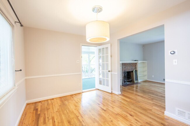 Building Photo - Charming  3 BR/1 BA Single-Family Home in ...
