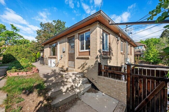 Building Photo - 2-Bedroom Denver Apartment | In-Unit Laundry + Modern Kitchen