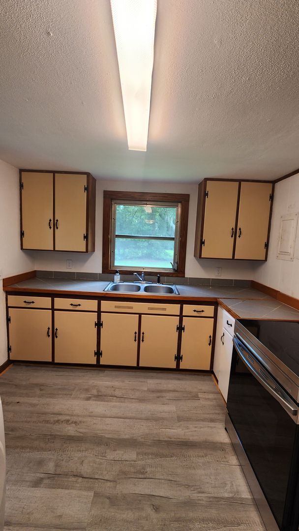 Building Photo - 3 Bedroom 1 Bathroom House