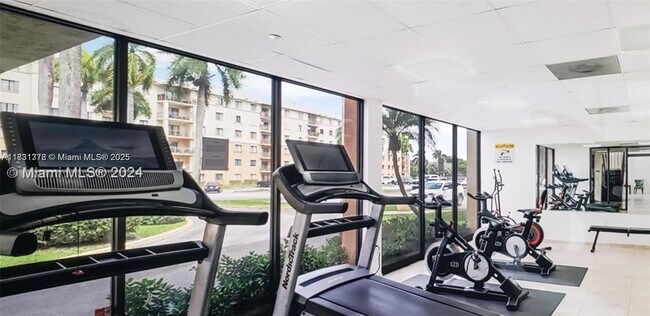 Building Photo - 9340 Fontainebleau Blvd