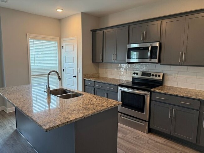 Building Photo - FOR RENT - Beautiful Townhome in Henderson...
