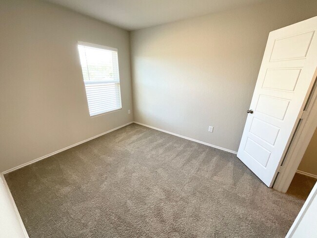 Building Photo - 5731 Falcon Pt