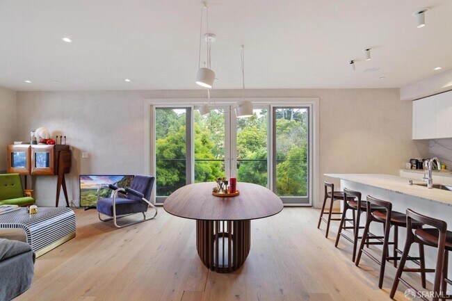 Primary Photo - 754 Lake St