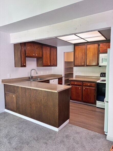 Building Photo - 7943 La Riviera Dr
