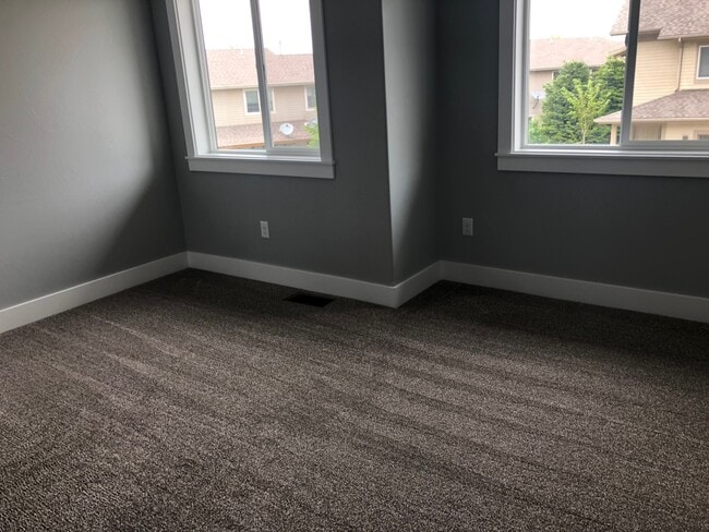 Building Photo - 3 Bedroom, 2 1/2 Bathroom Townhouse -2 weeks free rent with 1-year lease-