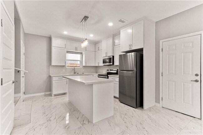 Building Photo - 2409 E Viviana St