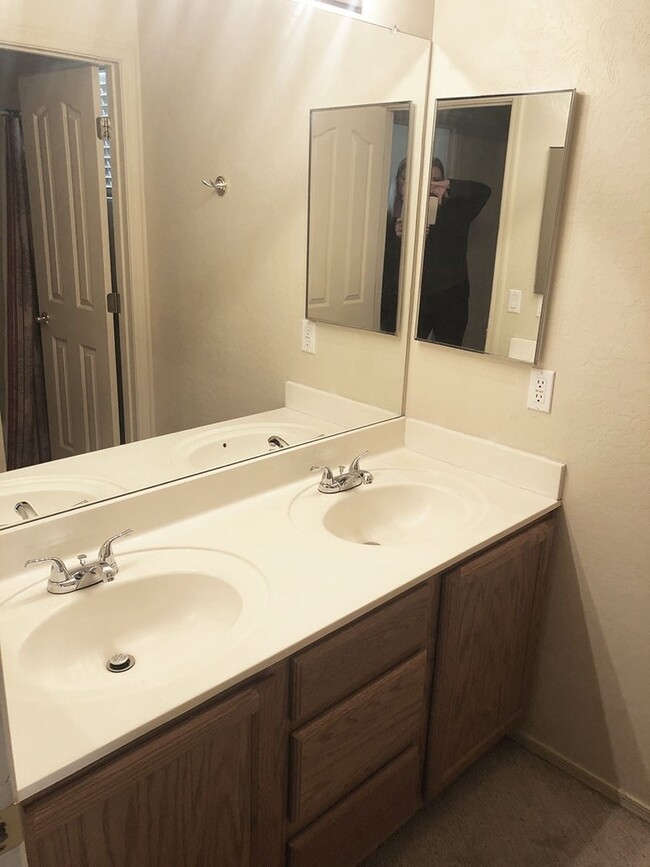 Building Photo - SPACIOUS 4 BED, 2 BATH HOME LOCATED NEAR B...