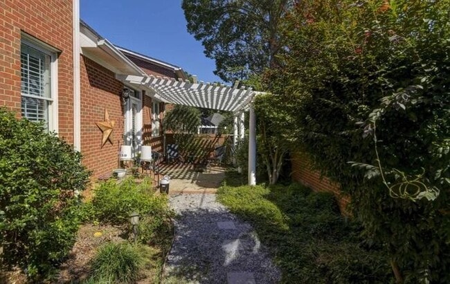 Building Photo - 104 Garden Trail Ln