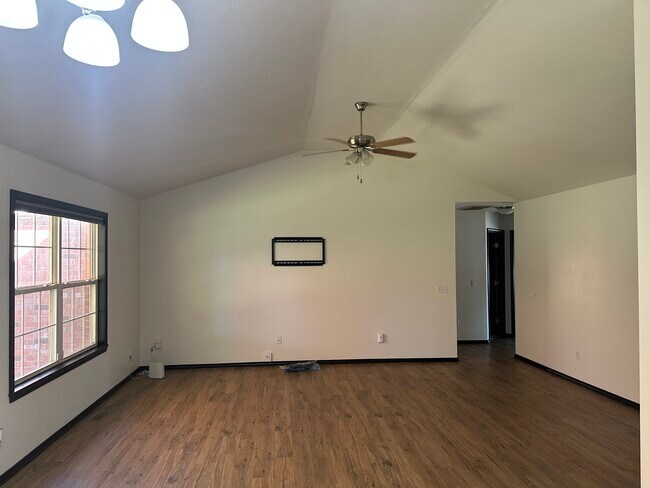 Building Photo - 647 S Hazelnut Ave