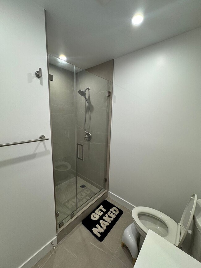 Building Photo - Spacious 1000 Sq. Ft. Single-Floor Back AD...