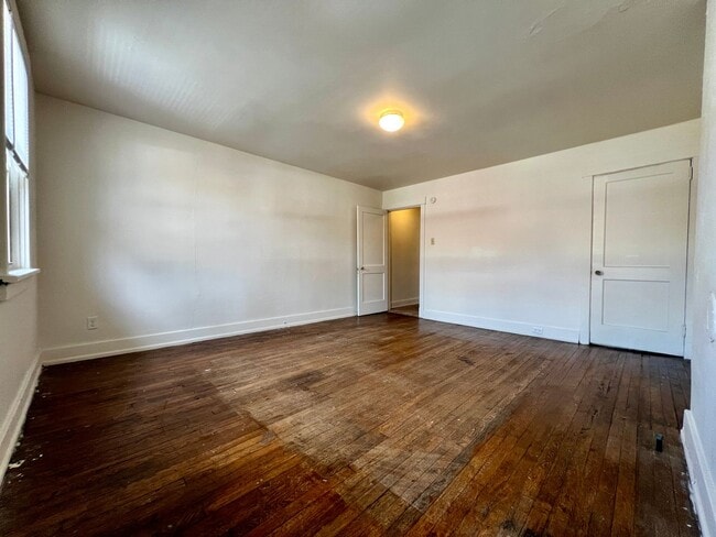 Building Photo - Incredible Two Bedroom Townhouse in Oakland! Close to Pitt & CMU! Call Today!