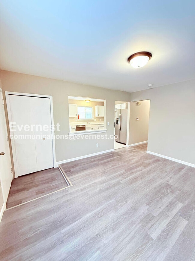 Building Photo - 3 Bed/1 Bath Home with Modern Amenities / Pet-Friendly / Vouchers Accepted / Available Now!