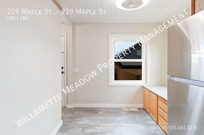 Building Photo - 229 NE Maple St