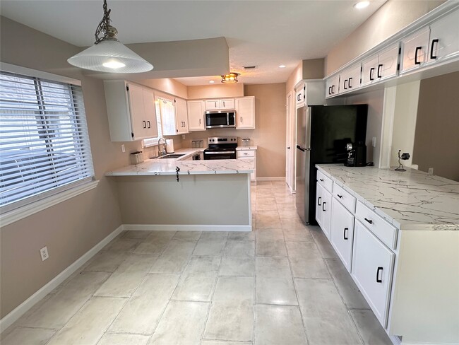 Building Photo - 10902 Bob White Dr