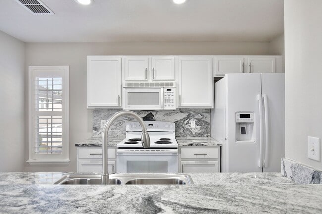 Building Photo - Modern 1/1 Spacious Apartment with 1 Car G...