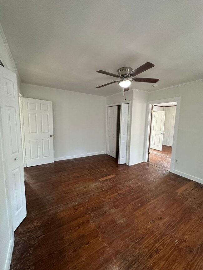 Building Photo - In town - 3 Bedroom, 1 bathroom house move-in ready