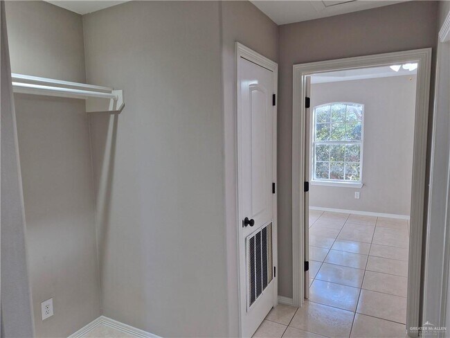 Building Photo - 19 Jade St