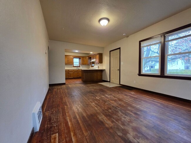 Building Photo - Charming 2 Bedroom 1 Bath Single Family Home-Available Now!