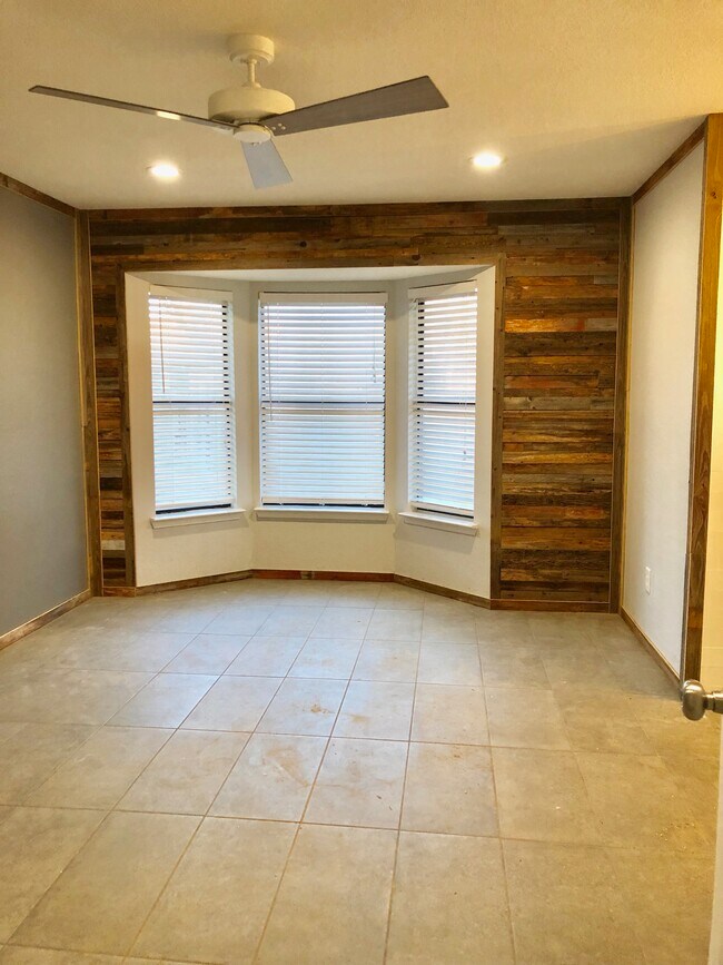 Building Photo - 5915 Cedar Ridge Dr