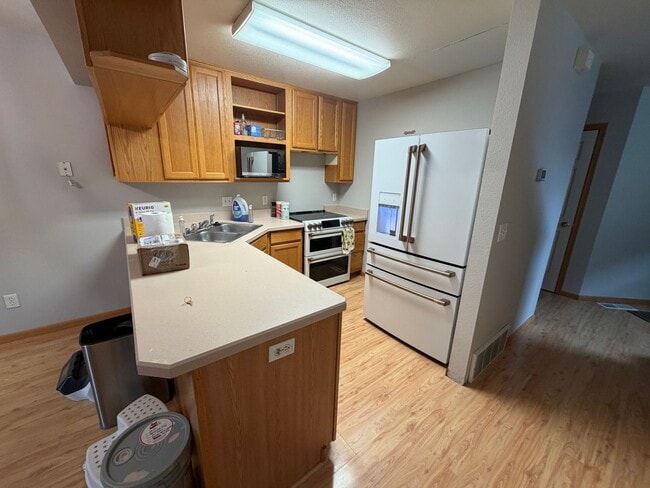 Building Photo - Fully Furnished West end townhome