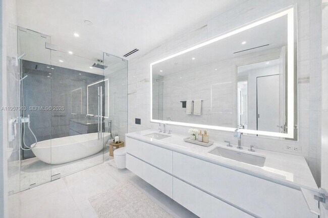 Building Photo - 300 Biscayne Blvd Way