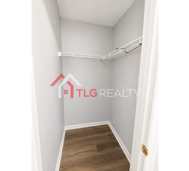 Building Photo - 3821 Rosedown Dr