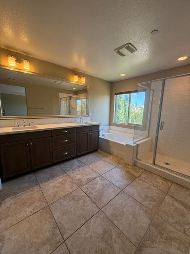 Building Photo - Model Home in desirable Moorpark Highlands!