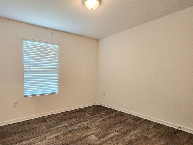 Building Photo - Lovely 4/2 available now in Raley Farms of...