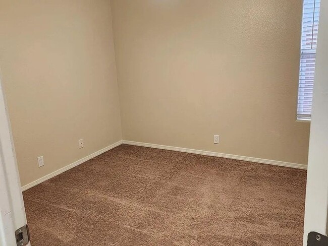 Building Photo - This newly renovated 3 bedroom, 2 bathroom...