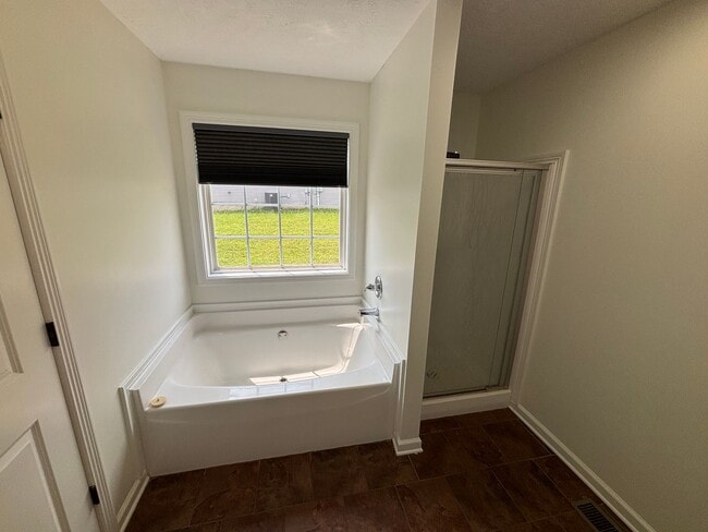 Building Photo - Spacious 4 Bed, 2.5 Bath Home for Rent!