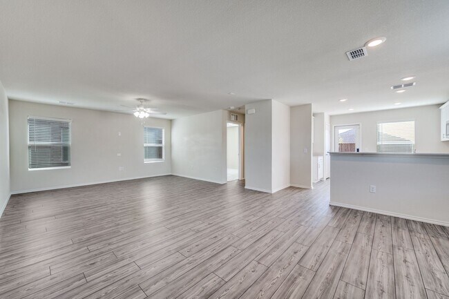 Building Photo - Spacious 4 Bed, 3 Bath Modern Home in Mobberly Farms, Pilot Point - Available for Lease!