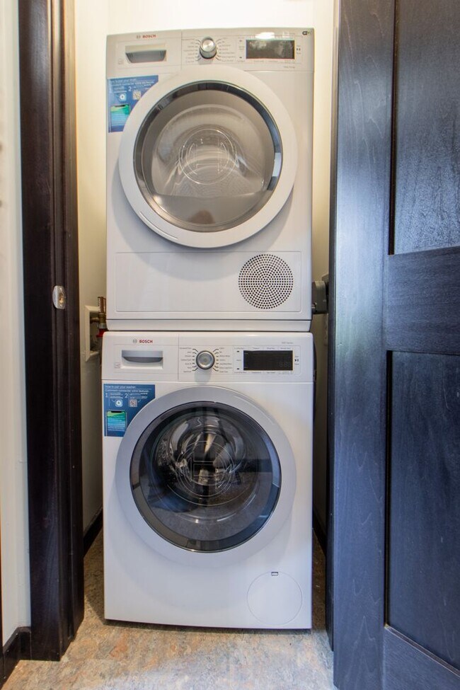 Building Photo - AVAILABLE JULY - Renovated Luxury 1 bed/1 ...