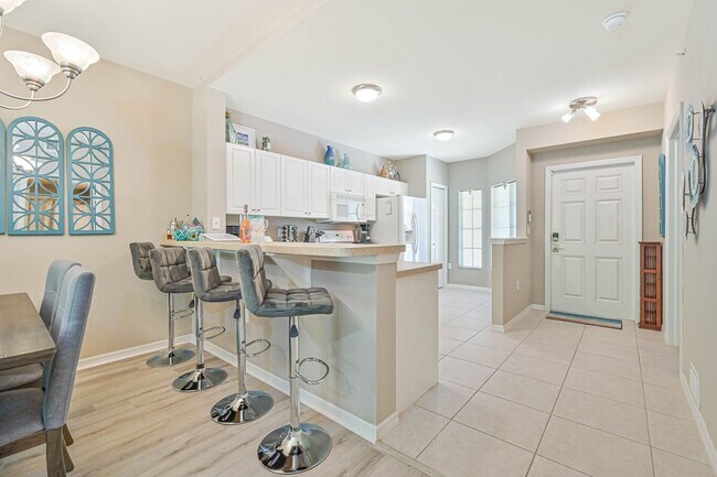 Building Photo - **Annual Lease -  Naples 2/2Furnished Cond...