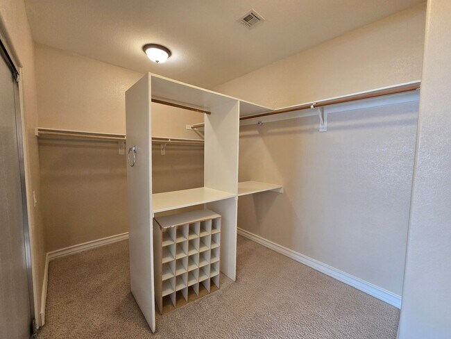 Building Photo - An Amazing NW Home! Over 3300 sq ft w/ pool & spa! Must see!