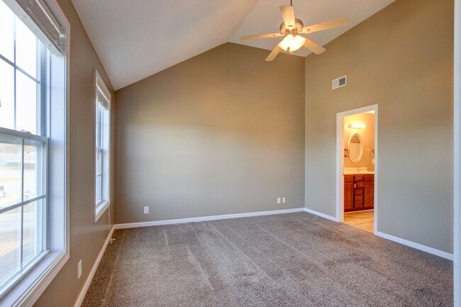 Building Photo - Well-maintained two-story home located in Arthur’s Court.